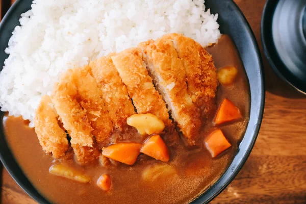 揚げ豚とんかつ用木製のテーブルで日本料理のカレーライス — ストック写真