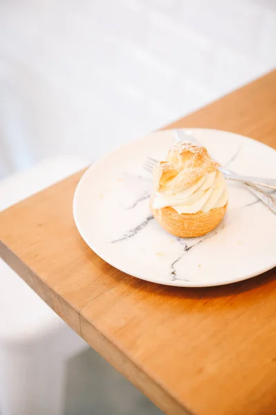 Crème Choux Sur Table Bois — Photo