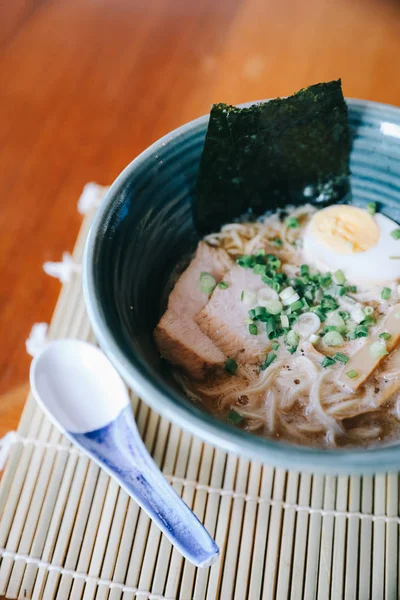 ラーメン日本そば麺豚肉卵海藻スープ料理 — ストック写真