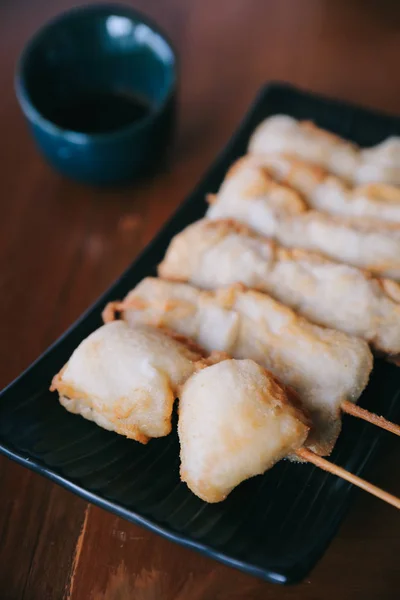 木製のテーブルで揚げ串カツ日本 — ストック写真