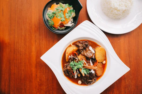 Nötkött Massamancurry Med Ris Och Sallad Trä Bakgrund Thaimat — Stockfoto