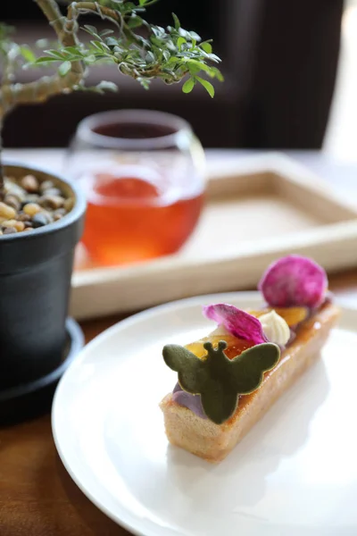 木桌上的甜自制桃子蛋糕 — 图库照片