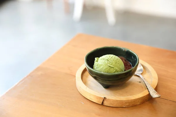 小豆トッピングのコーヒー ショップで木製テーブルの上に緑色の日本茶アイスクリーム — ストック写真