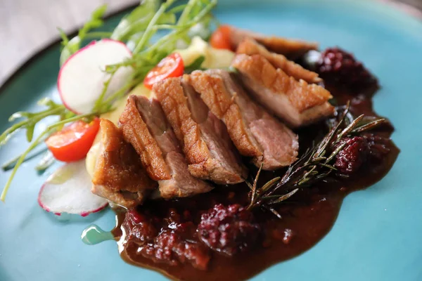 Duck Confit Salad Baked Apple Raspberry Sauce Served Wooden Table — Stock Photo, Image