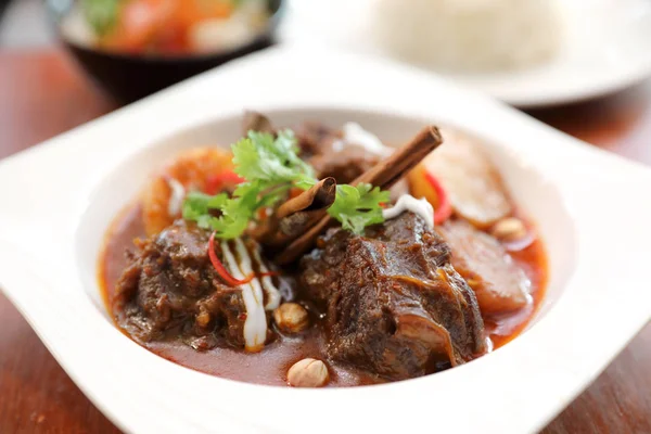 Biftek Massaman Sosu Pilav Salata Ahşap Arka Plan Tayland Gıda — Stok fotoğraf