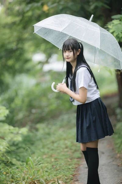 Retrato Niña Escuela Asiática Caminando Con Paraguas Pasarela Naturaleza Lluvia —  Fotos de Stock