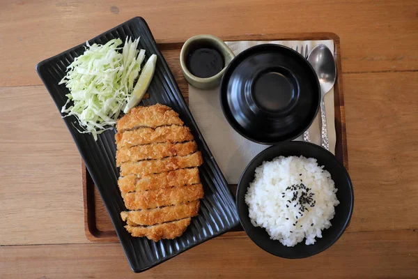 とんかつカツカレー ライスと木製のテーブル食スープ — ストック写真