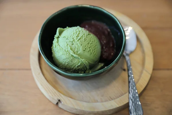 小豆トッピングのコーヒー ショップで木製テーブルの上に緑色の日本茶アイスクリーム — ストック写真