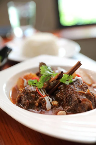 Wołowiny Massaman Curry Ryżem Sałatką Podłoże Drewniane Tajskie Jedzenie — Zdjęcie stockowe