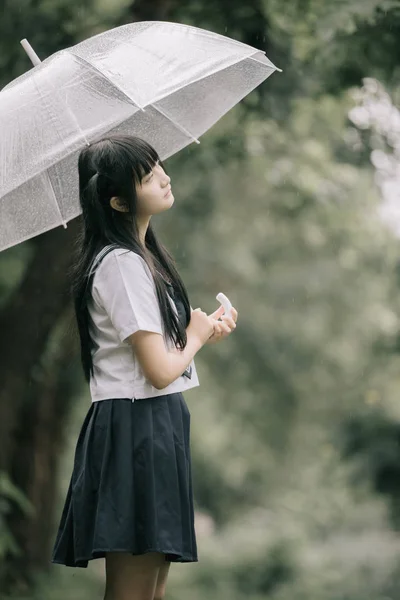 Retrato Niña Escuela Asiática Caminando Con Paraguas Pasarela Naturaleza Lluvia —  Fotos de Stock