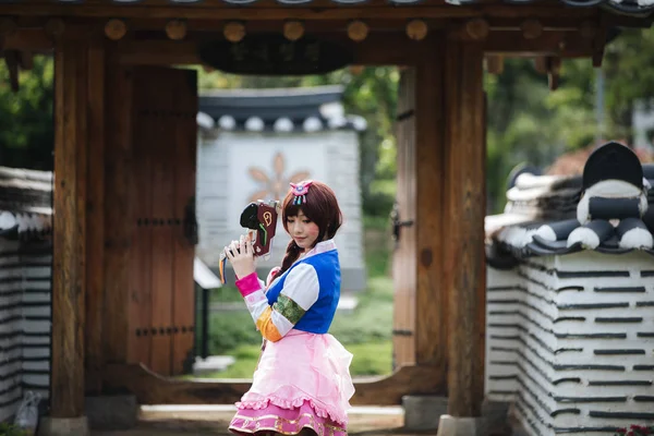 Retrato Hanbok Traje Jovem Mulher Olhando Sorrir Parque Coreano — Fotografia de Stock