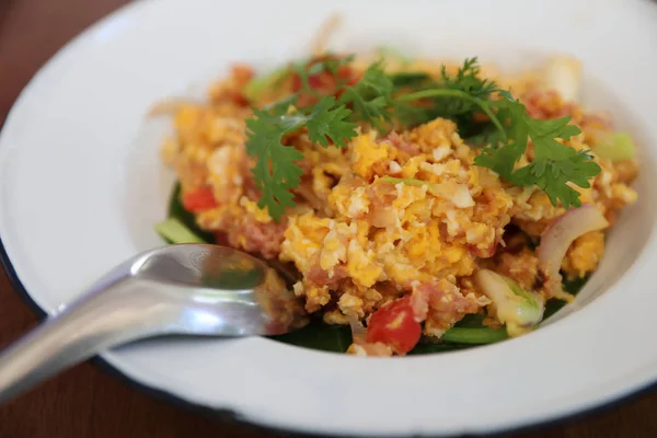 北泰国菜炒酸猪肉和鸡蛋在木桌上 — 图库照片