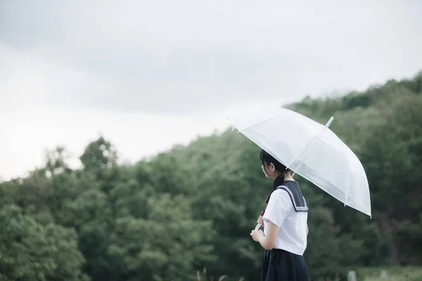 Πορτρέτο Του Ασιατικό Κορίτσι Σχολείο Περπάτημα Ομπρέλα Στο Διάδρομο Φύση — Φωτογραφία Αρχείου
