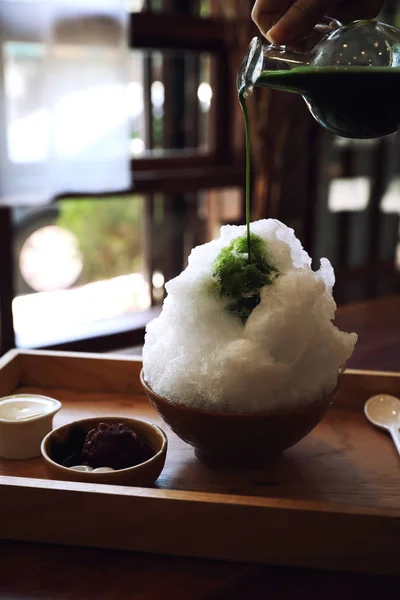 日本のカフェの木製テーブルで美味しい日本甘いかき氷緑茶 — ストック写真