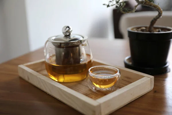 木桌上的热茶杯配茶壶饮料 — 图库照片