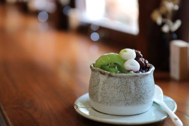 Japon tatlı Anmitsu yeşil çay dondurma kırmızı fasulye ve moji 