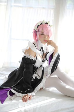 Japonya anime cosplay kadın, beyaz Japon hizmetçi beyaz sesi odasında portresi