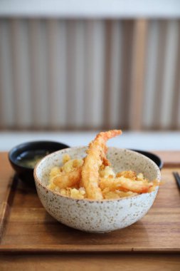 Tempura donburi, Kızarmış karides tempura pirinç Japon gıda ahşap tablo