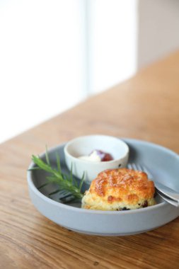 Krem ve çilek reçelli çörekler