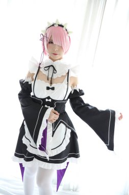 Japonya anime cosplay kadın, beyaz Japon hizmetçi beyaz sesi odasında portresi
