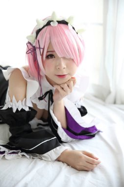 Japonya anime cosplay kadın, beyaz Japon hizmetçi beyaz sesi odasında portresi