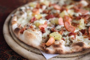 Pizza sucuk pastırma ve ananas ahşap, pizza Hawaii