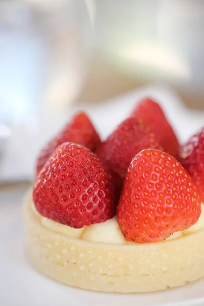 草莓奶酪酸菜蛋糕甜点甜食 — 图库照片