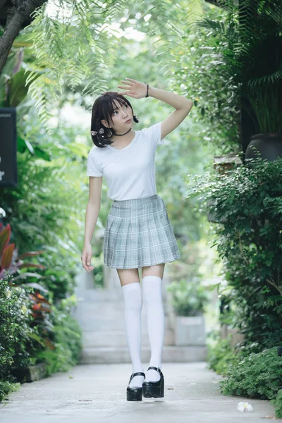 Retrato Menina Asiática Com Camisa Branca Saia Olhando Natureza Livre — Fotografia de Stock