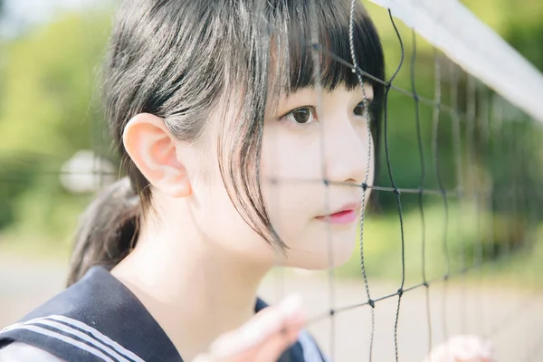 Portret Pięknej Azjatyckiej Japońskiej Szkoły Średniej Dziewczyna Mundur Patrząc Netto — Zdjęcie stockowe