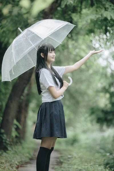 Retrato Niña Escuela Asiática Caminando Con Paraguas Pasarela Naturaleza Lluvia —  Fotos de Stock