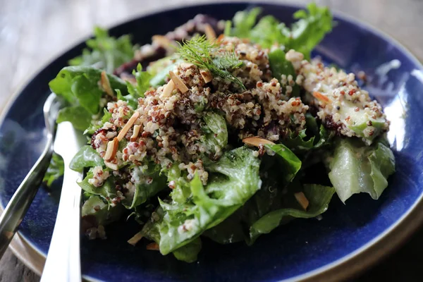 Salade Quinoa Aux Légumes Sur Table Bois — Photo