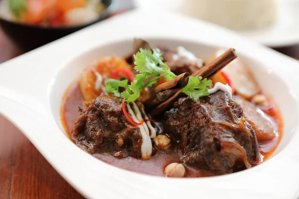 Rindfleisch Massaman Curry Mit Reis Und Salat Auf Holzgrund Thailändisches — Stockfoto