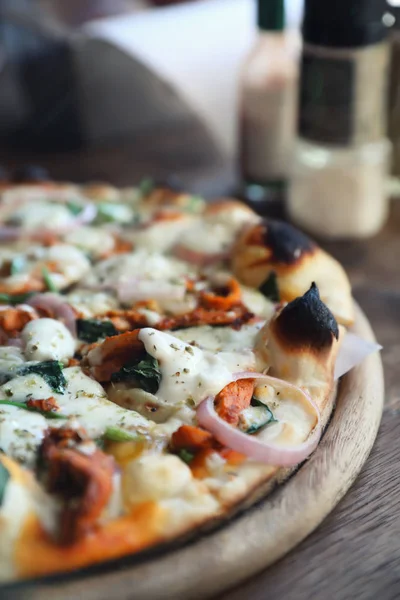 Pizza Pollo Tandoori Sul Tavolo Legno — Foto Stock