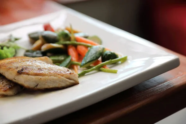 Filete Lubina Con Verduras Parrilla Ensalada Mesa Madera — Foto de Stock