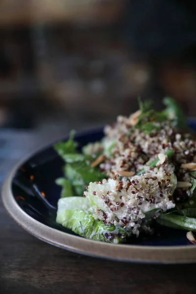 Salade Quinoa Aux Légumes Sur Table Bois — Photo