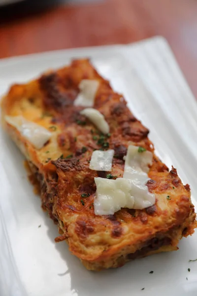 Hovězí Lasagne Dřevěné Pozadí Italské Potraviny — Stock fotografie