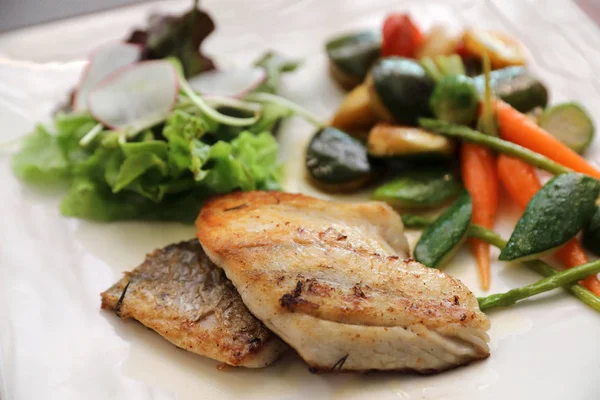 Filet Bar Avec Légumes Grillés Salade Sur Table Bois — Photo