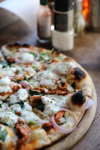 Tandoori Chicken Pizza Houten Tafel — Stockfoto