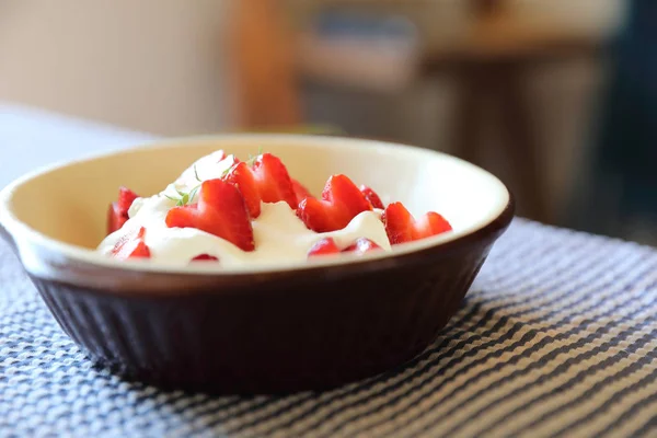 Fraise Avec Crème Sur Dessert Table — Photo