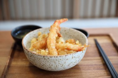 Tempura donburi, Kızarmış karides tempura pirinç Japon gıda ahşap tablo