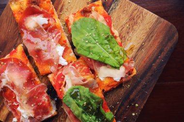 Parma ham salata roket ve parmesan pizza koyu ahşap zemin üzerine kapatın. Italyan Mutfagi
