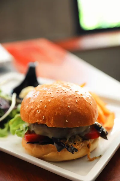 Hamburguesa Res Con Papas Fritas Ensalada Sobre Fondo Madera —  Fotos de Stock