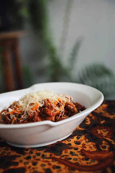 Boloňské Špagety Špagety Rajčatovou Omáčkou Top Sýr Italské Potraviny — Stock fotografie