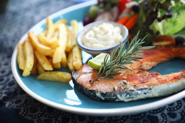 Roasted Salmon Steak Baked Salmon Salad Fresh Vegetable Wooden Table — Stock Photo, Image