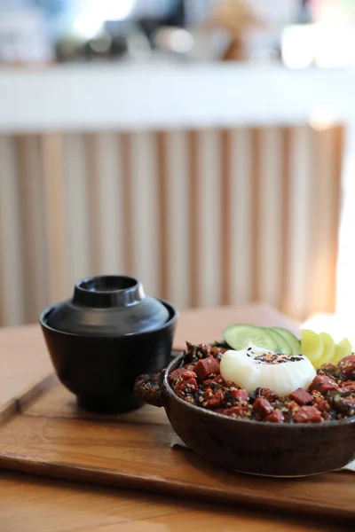木桌上的米饭牛排金枪鱼 日本料理 — 图库照片
