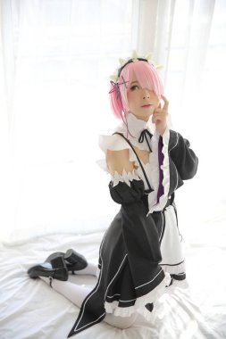 Japonya anime cosplay kadın, beyaz Japon hizmetçi beyaz sesi odasında portresi