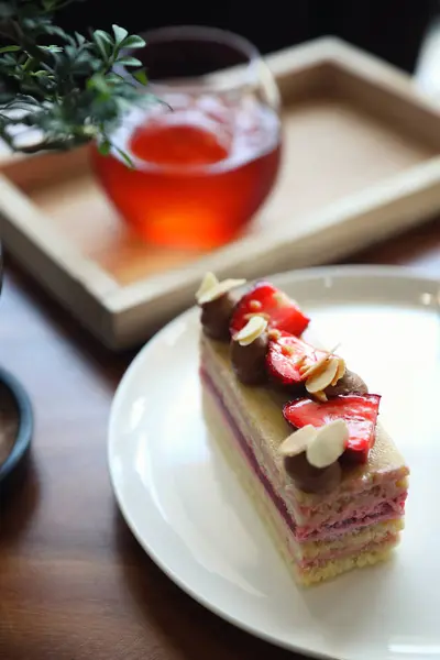 木製のテーブルにイチゴ ナッツ Amd ケーキとイチゴのケーキ デザート甘い食べ物 — ストック写真