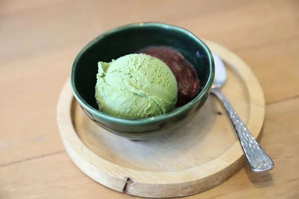 小豆トッピングのコーヒー ショップで木製テーブルの上に緑色の日本茶アイスクリーム — ストック写真