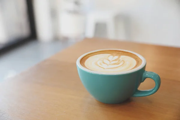 木製テーブルの上のコーヒーショップでホットカプチーノコーヒー — ストック写真