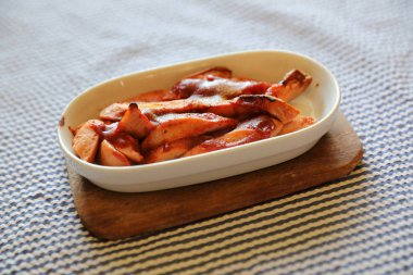 Köri soslu sosis Currywurst Alman Gıda